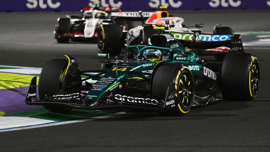 Alonso a los mandos de su Aston Martin